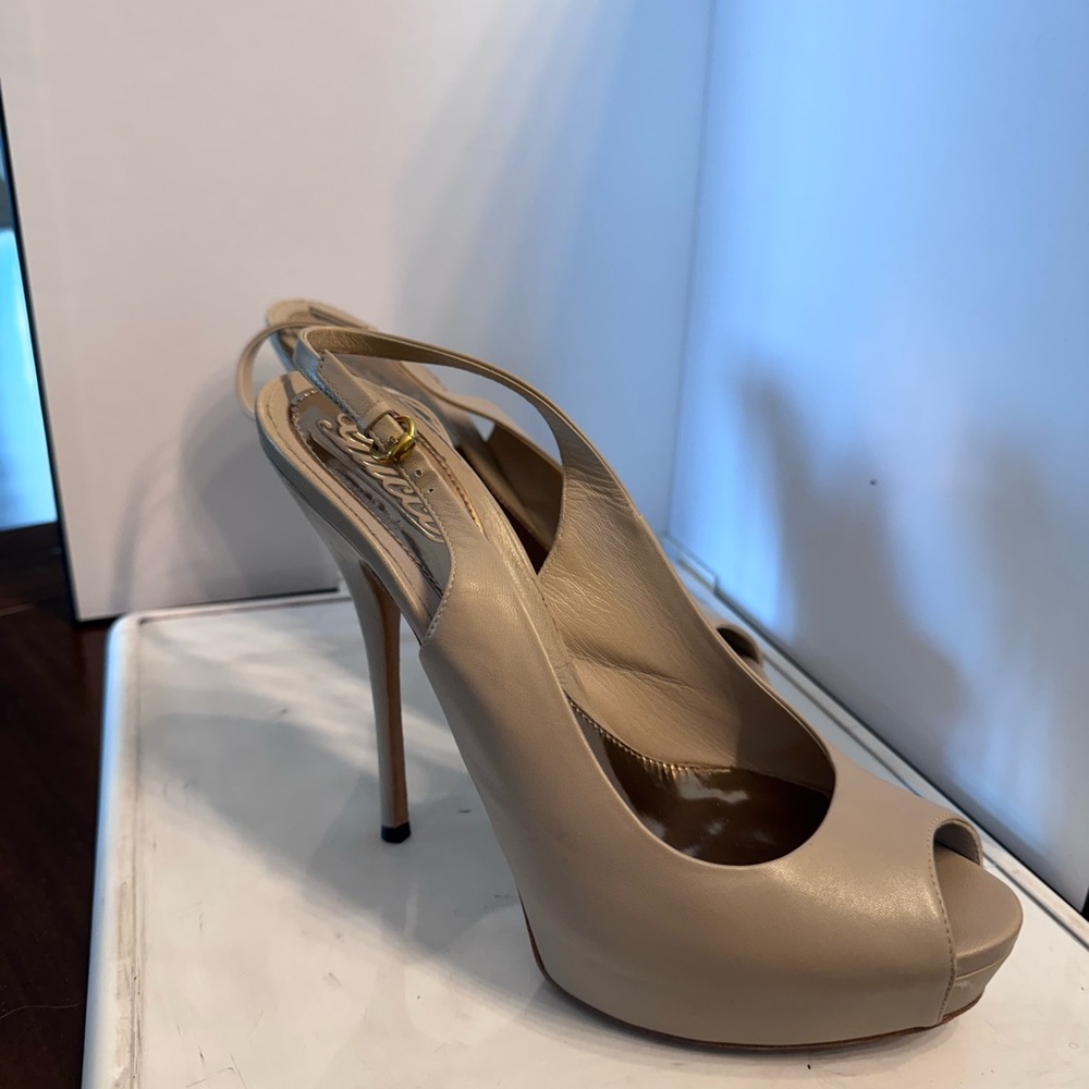 Gucci Elegant Beige Slingback Heels